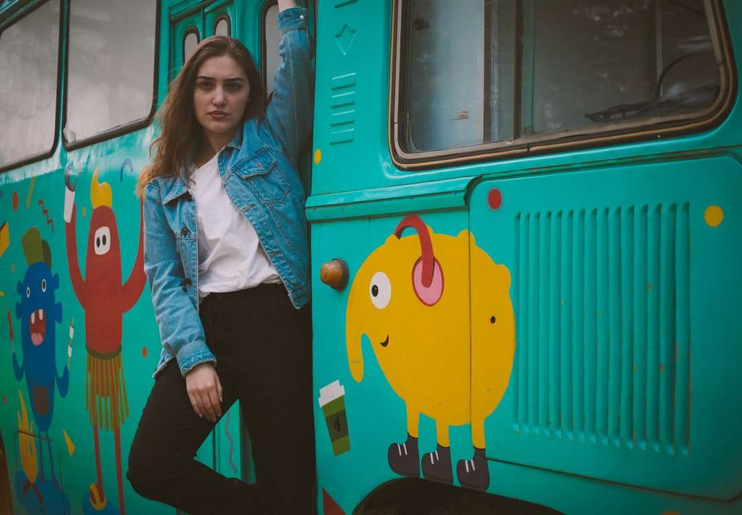 nő kékeszöld busz mellett áll online puzzle