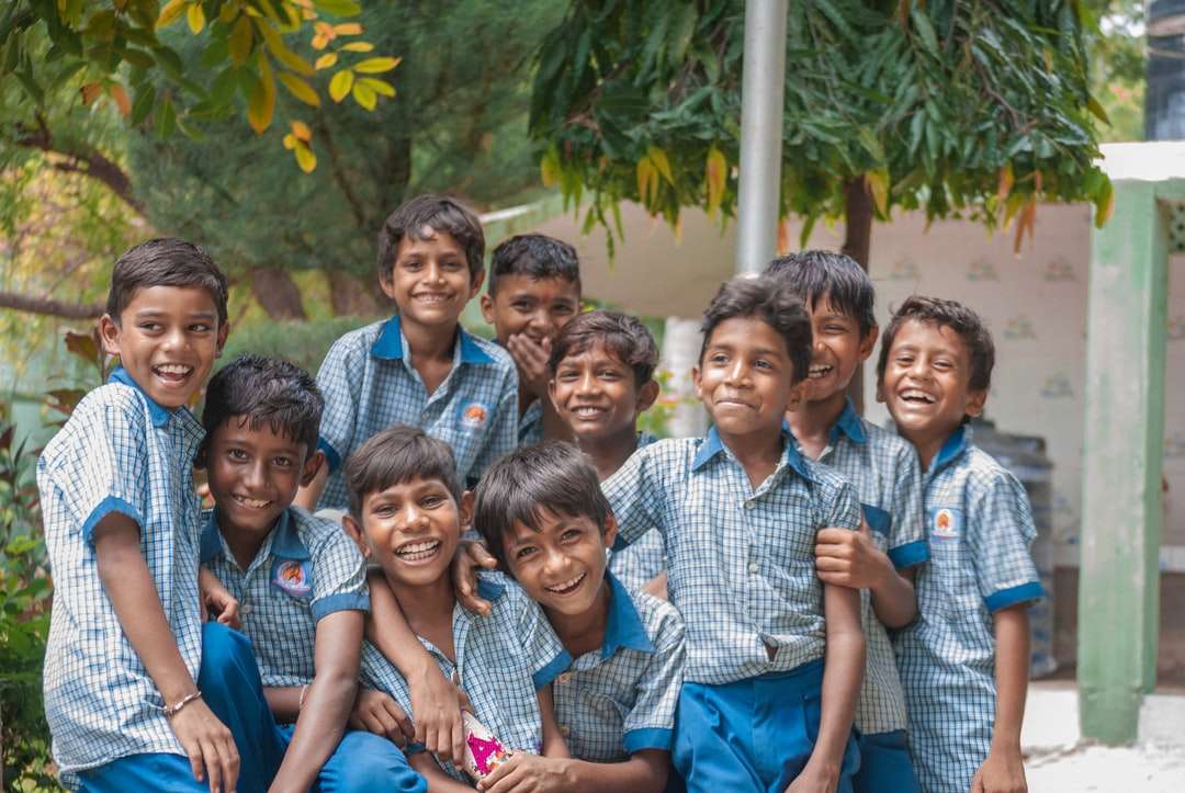 skupina chlapců na sobě modré školní uniformy fotografie online puzzle