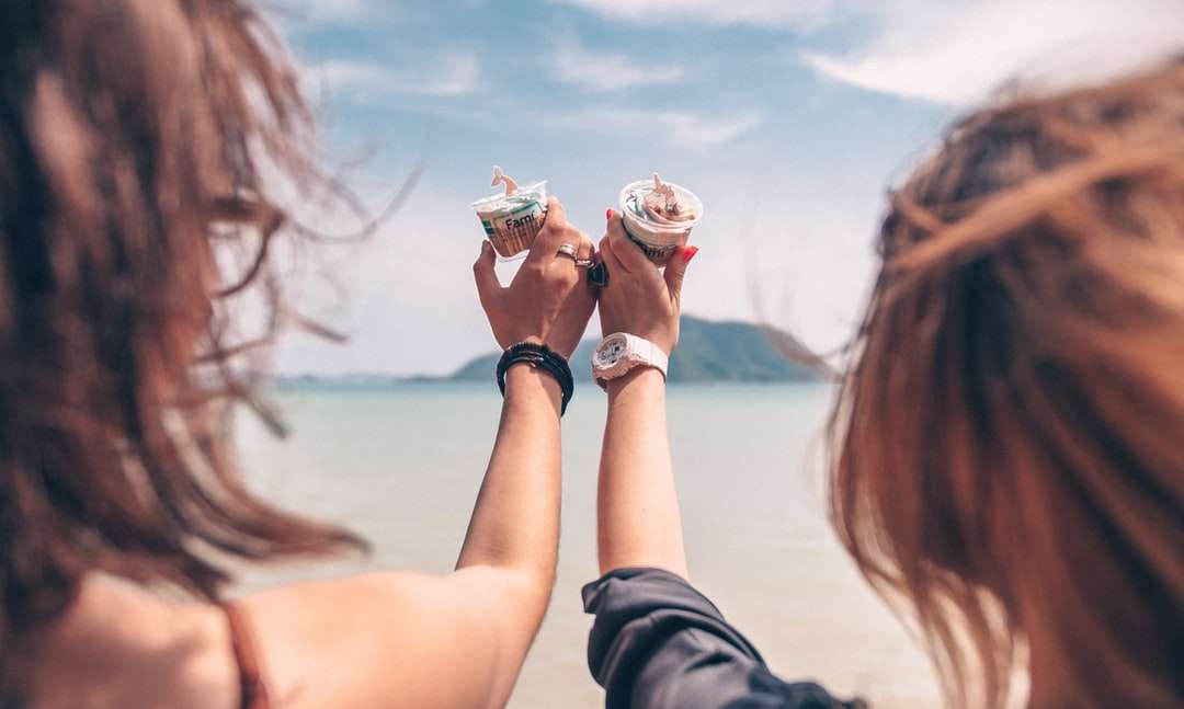 δύο γυναίκες που κρατούν φλιτζάνι με κρέμα παζλ online