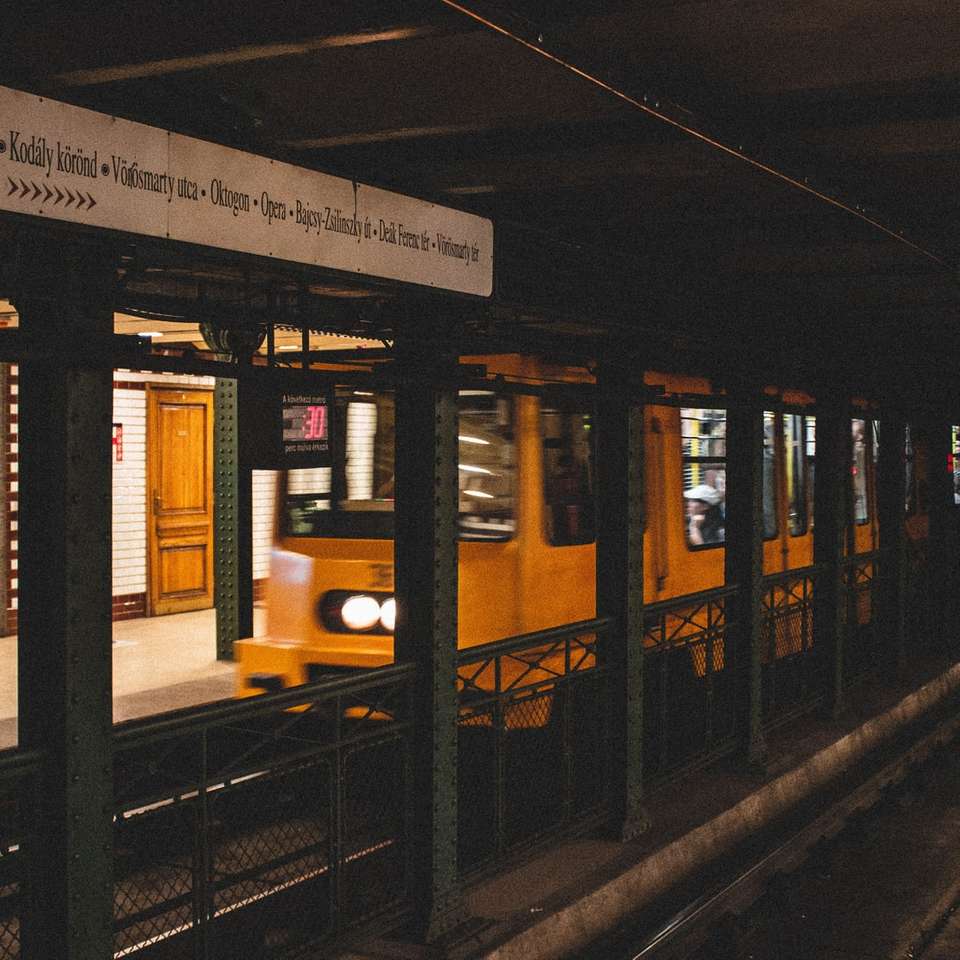 χρονομετρημένη φωτογραφία ενός κίτρινου τρένου που περνά παζλ online