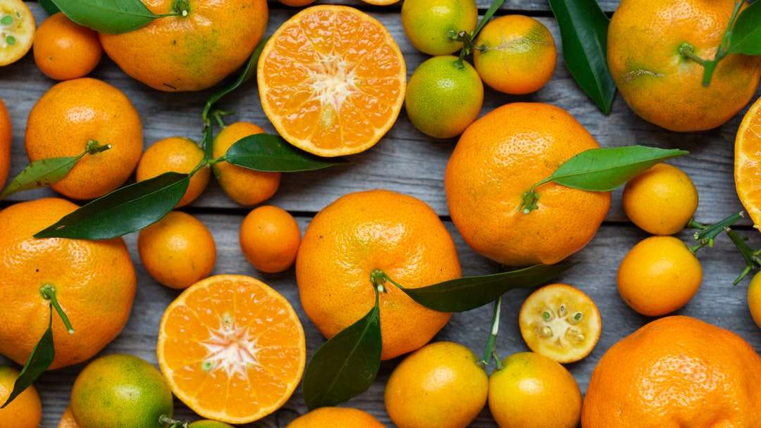 frutti arancioni su superficie di legno grigia puzzle online