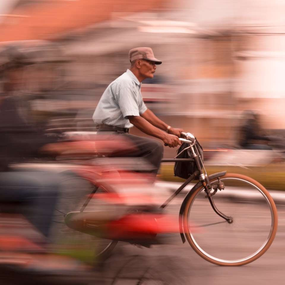 omul călare cu bicicleta de navetă negru jigsaw puzzle online