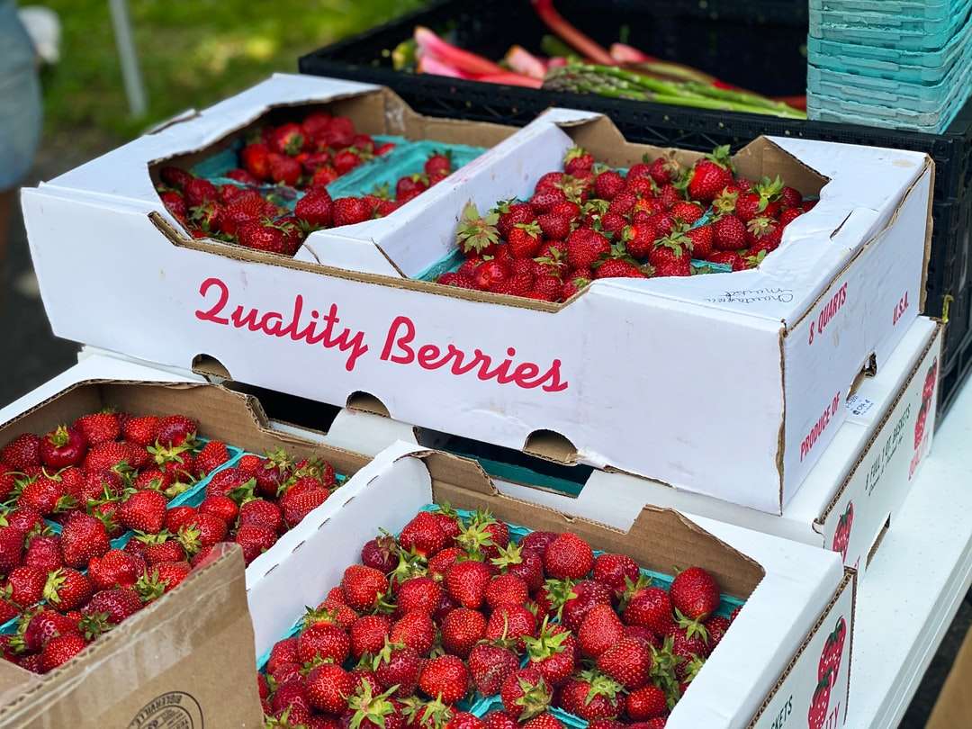 ягоди в бяла картонена кутия онлайн пъзел