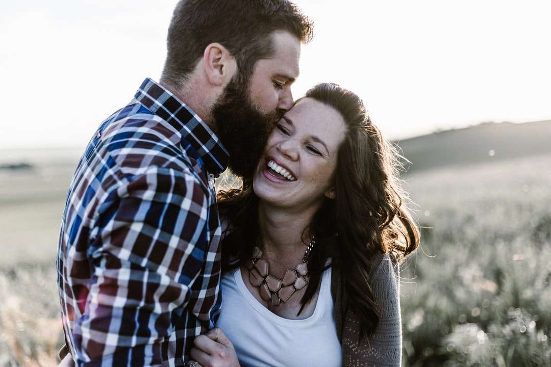 чоловік цілує жінку в траві пазл онлайн
