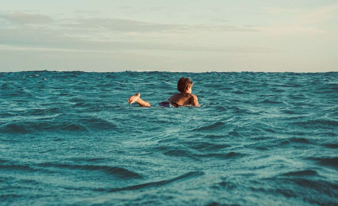 човек в синя вода през деня онлайн пъзел
