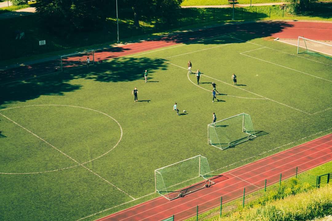 mensen voetballen op voetbalveld legpuzzel online
