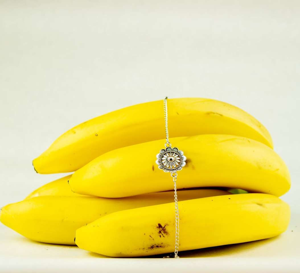κίτρινα φρούτα μπανάνας σε λευκή επιφάνεια παζλ online