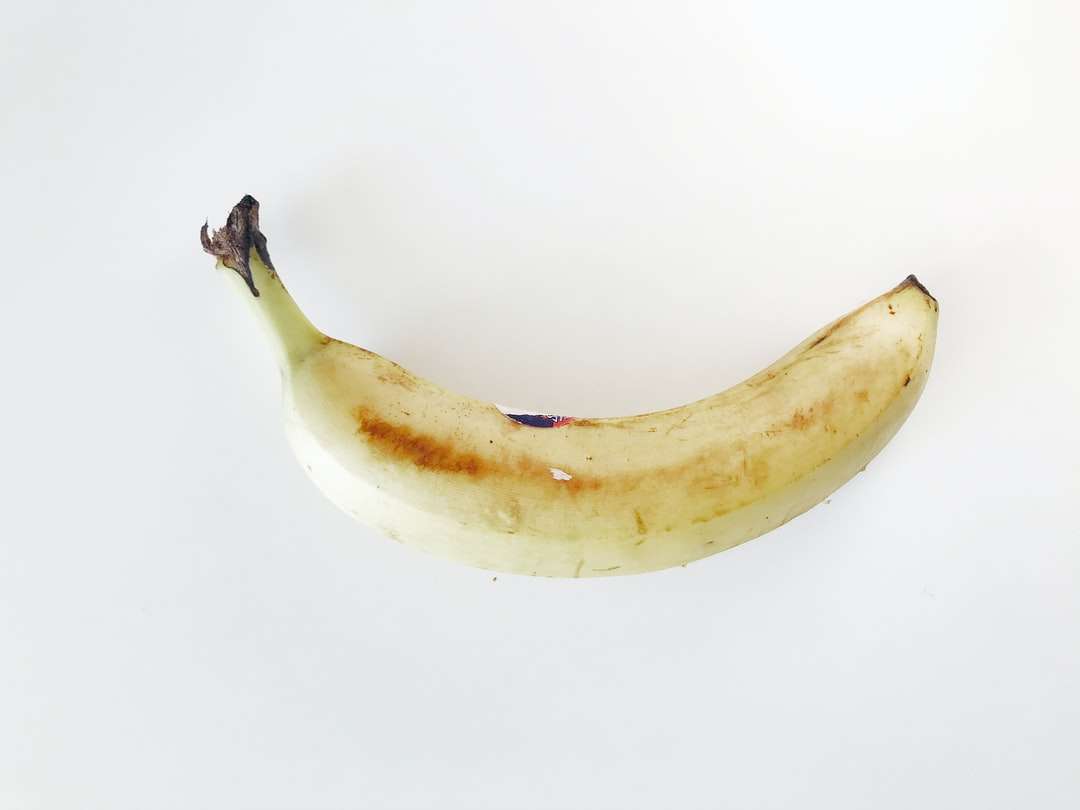 жълт банан на бяла маса онлайн пъзел