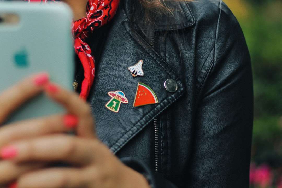 fekete bőrkabátot viselő mobiltelefon tartó személy kirakós online
