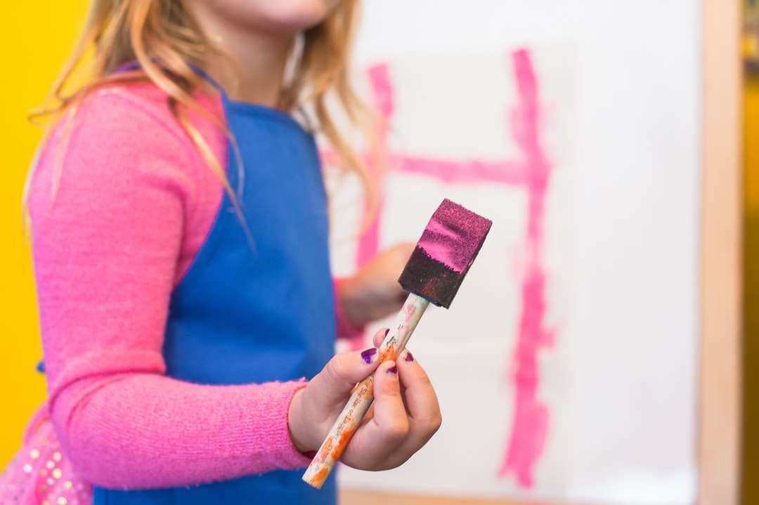 момиче, използващо четка с розова боя онлайн пъзел