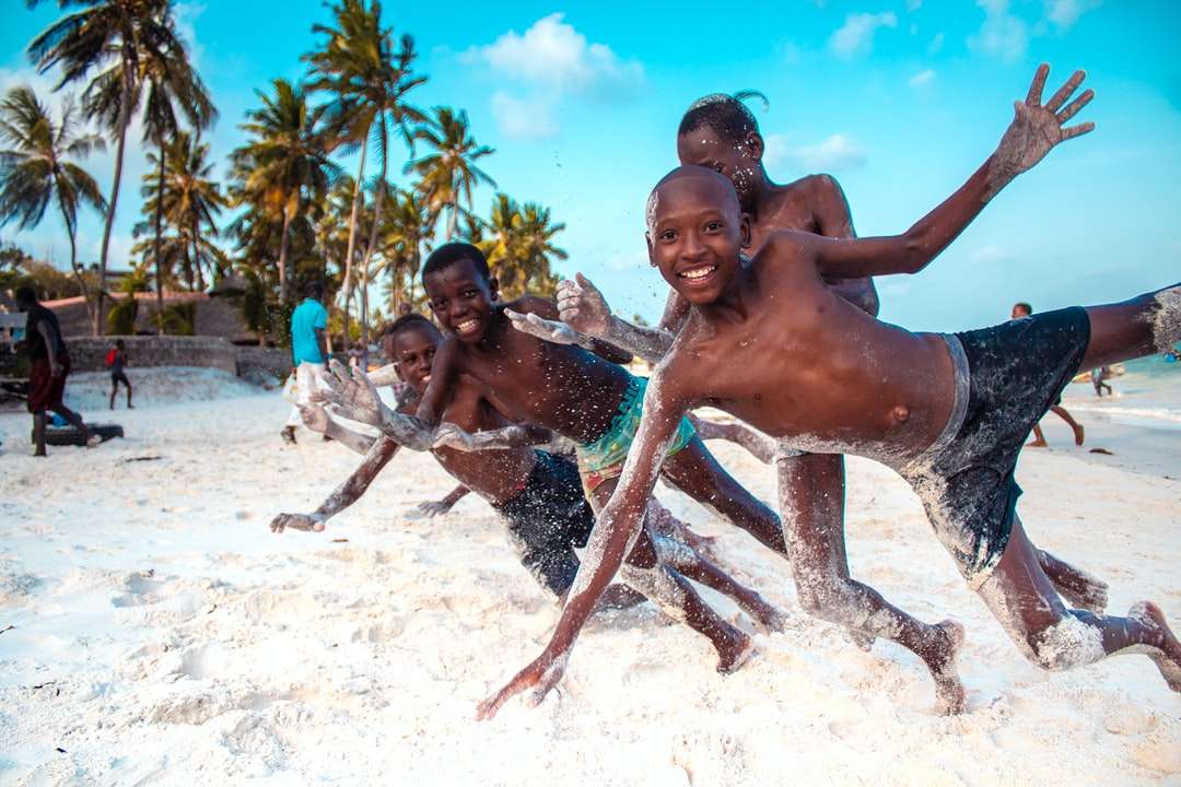 topless jongens op strand legpuzzel online