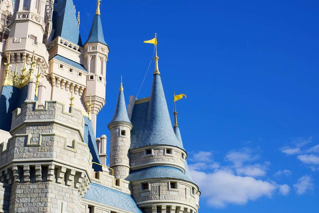 wit en blauw kasteel onder de blauwe hemel overdag legpuzzel online