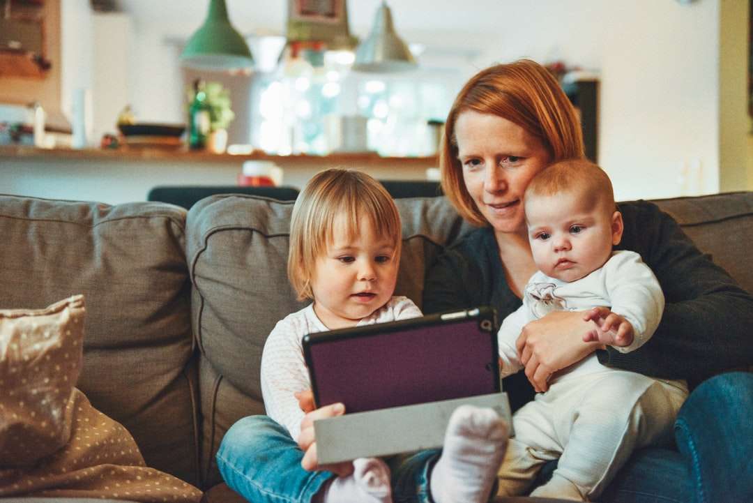 dois bebês e mulher sentada no sofá quebra-cabeças online