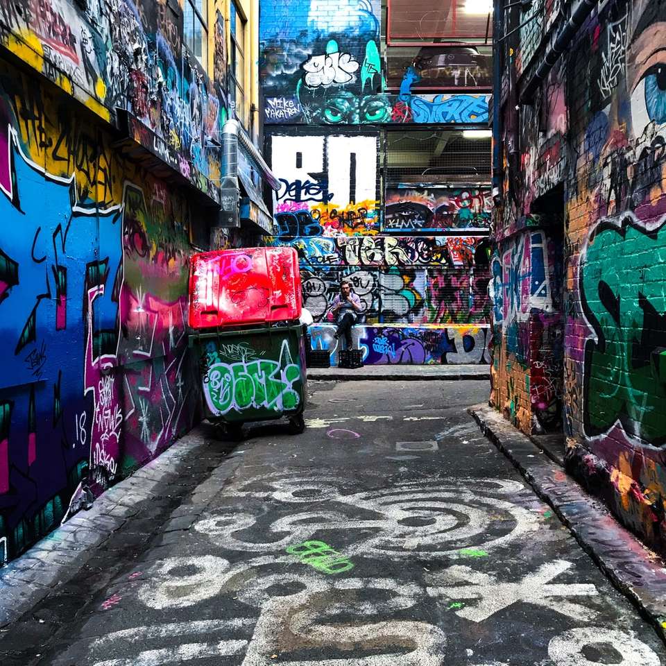 caminho vazio entre paredes com graffitis puzzle online