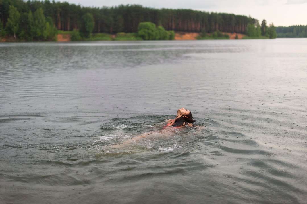άτομο στο νερό κατά τη διάρκεια της ημέρας παζλ online