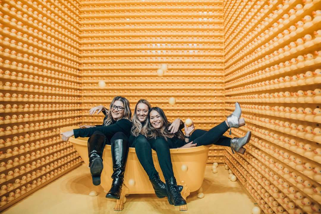 Drei Frauen sitzen in der Badewanne Puzzlespiel online