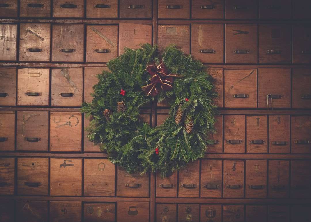 coroană de Crăciun pinecone verde și maro pe sertare din lemn jigsaw puzzle online