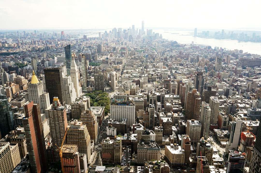 fotografia aérea de edifícios altos puzzle online