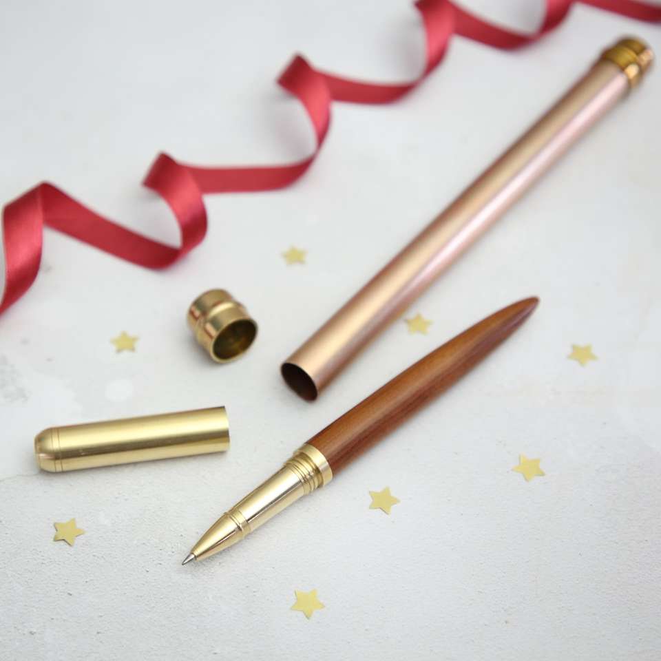 писалка в цвят месинг с калъф до червена панделка онлайн пъзел