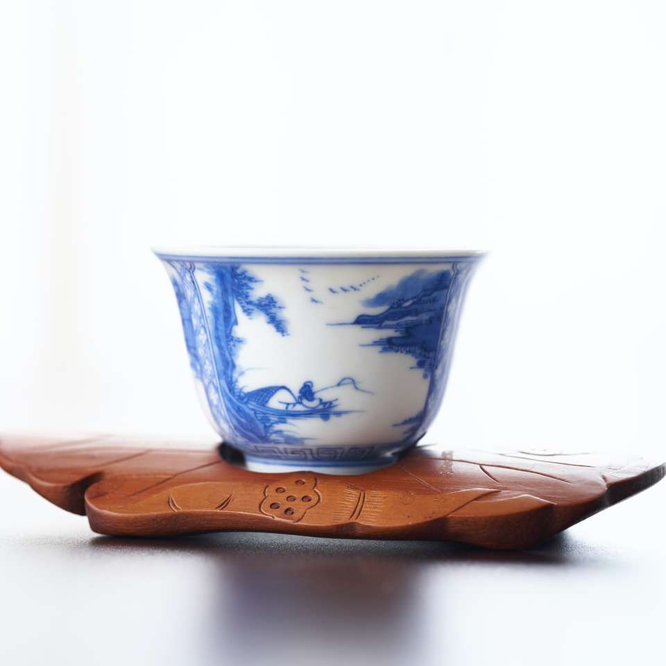 vit och blå keramisk kopp Pussel online