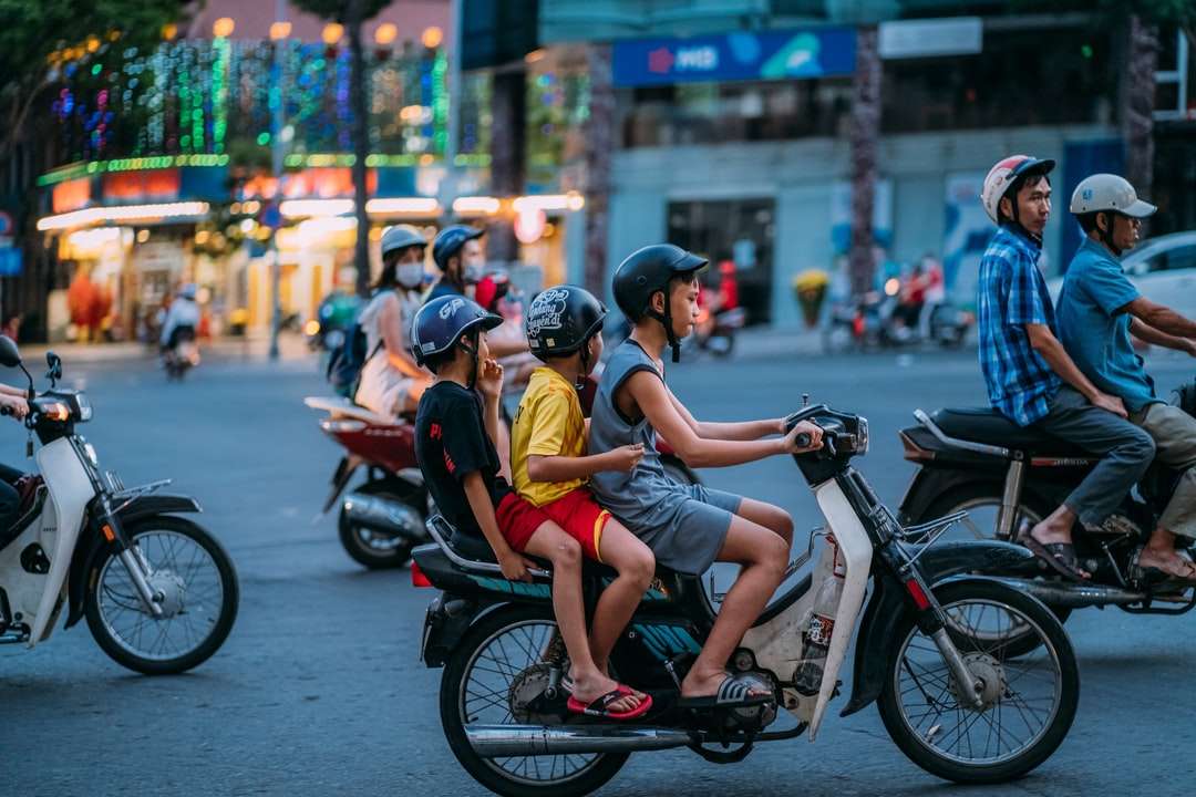 bărbat în cămașă galbenă călare motocicletă cu femeie jigsaw puzzle online