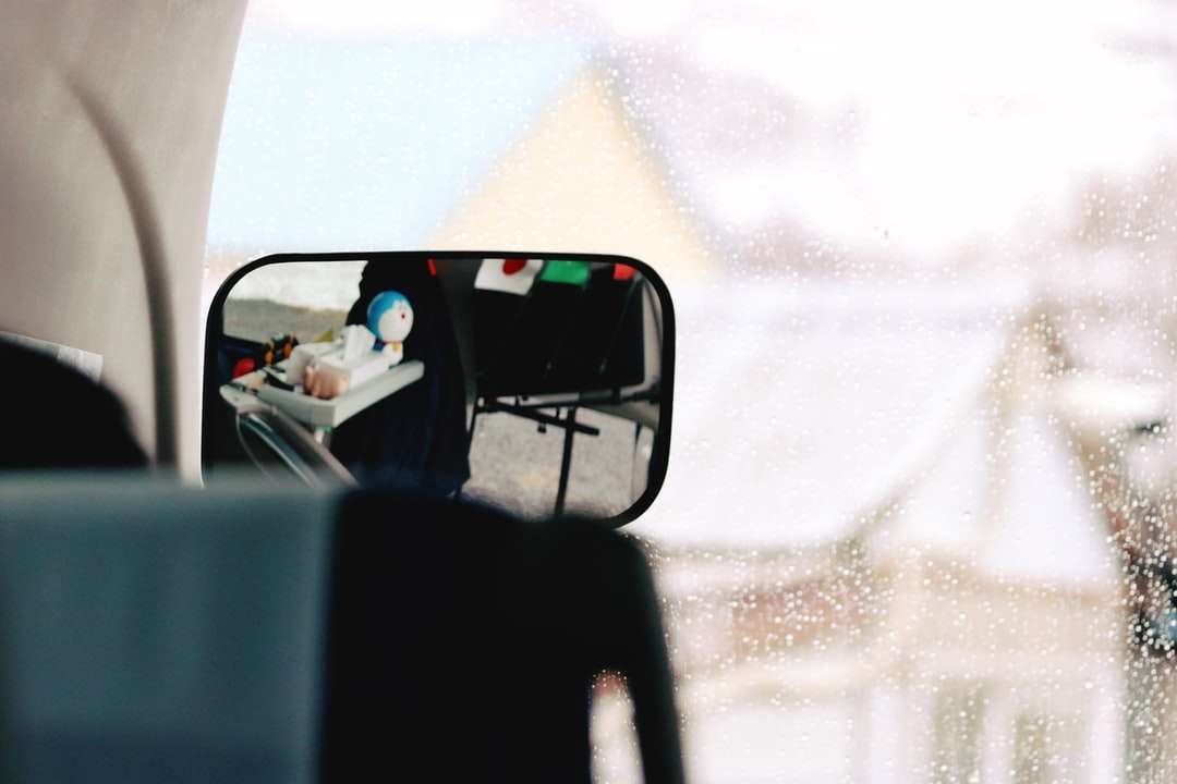 muž v bílé košili řídit auto během dne skládačky online