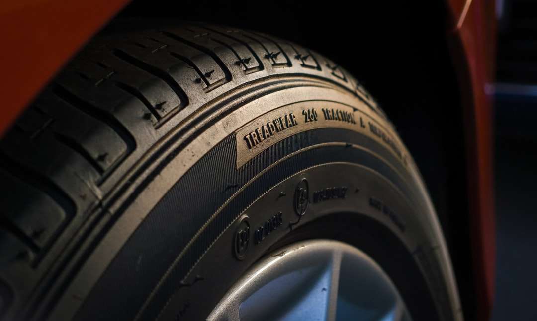 фотография със селективен фокус на автомобилна гума онлайн пъзел