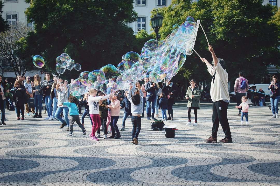 Gruppe von Leuten, die Blase am Park spielen Puzzlespiel online