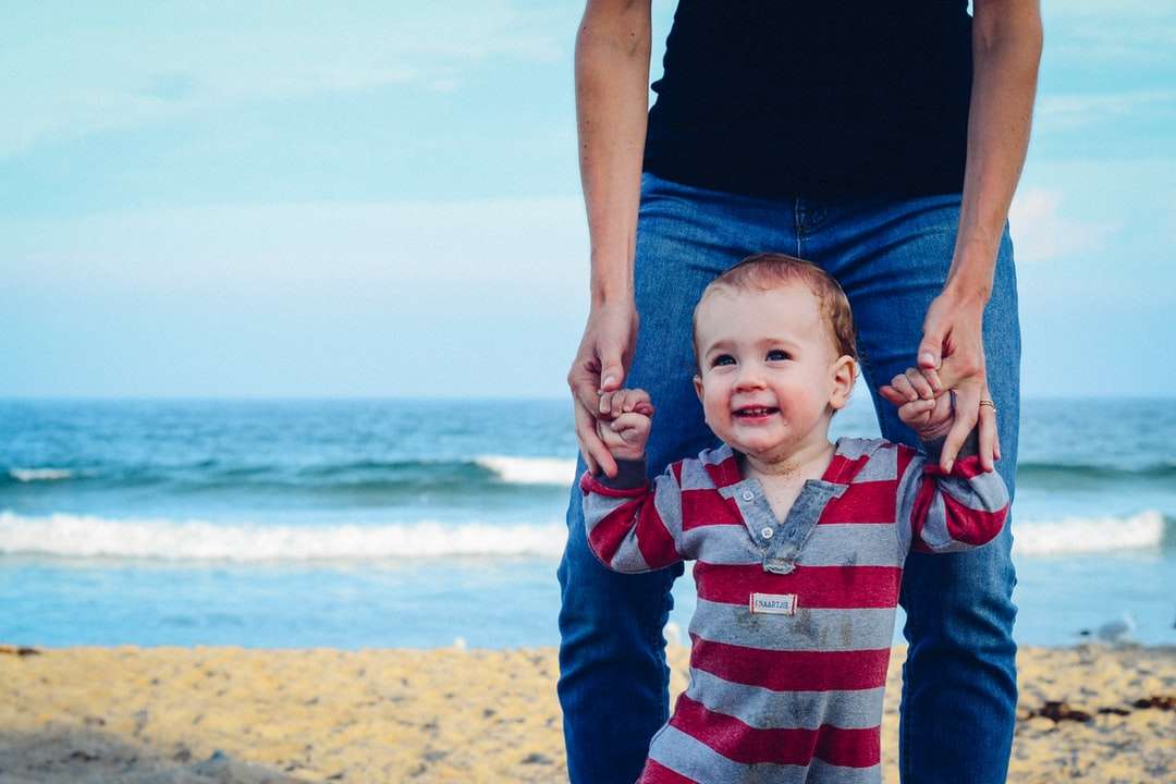 άντρας βοηθώντας μωρό να περπατήσει στην παραλία παζλ online