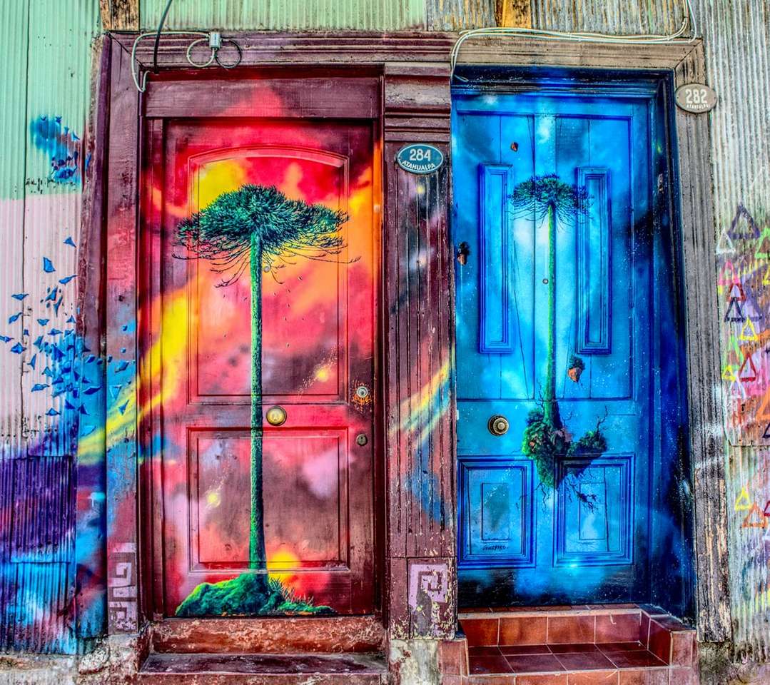Деревянные и разноцветные закрытые двери с принтом пазл онлайн