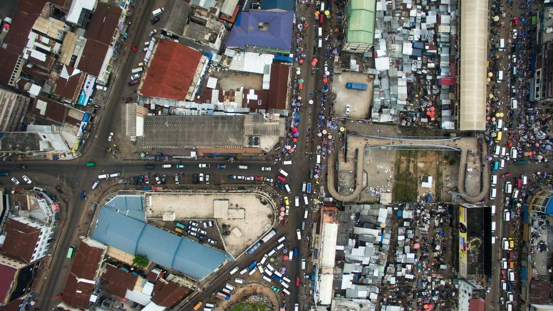 Luftbildfotografie des Fahrzeugs in der Stadt Online-Puzzle