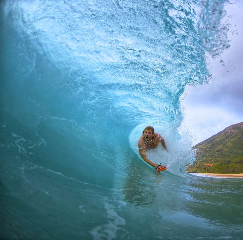 Hombre surfeando en las olas del mar durante el día rompecabezas en línea