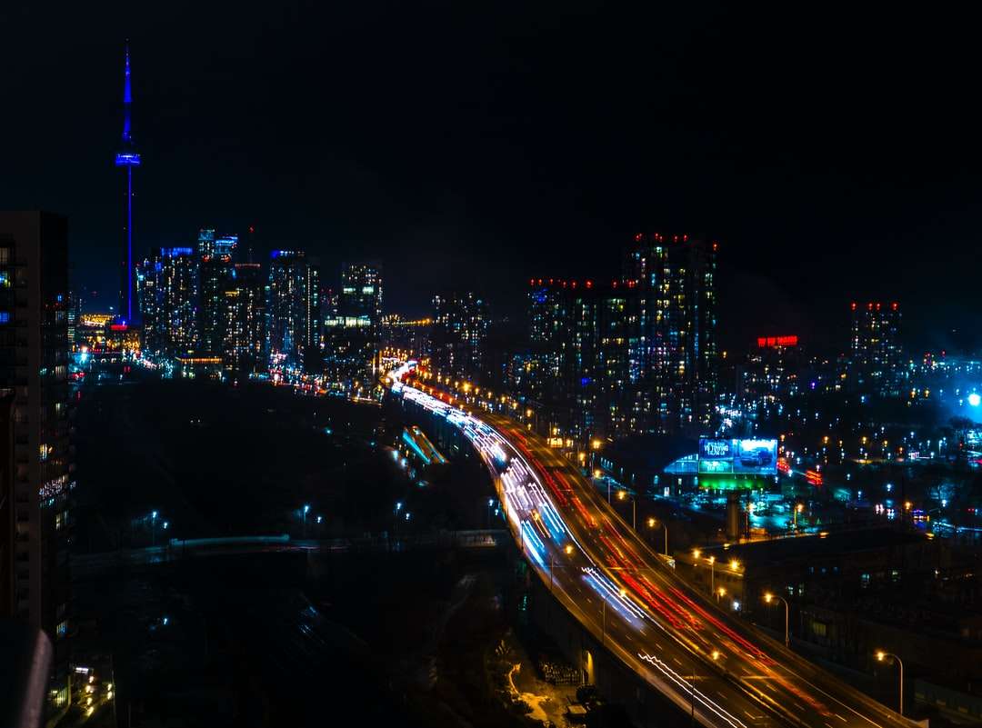 Zeitrafferfotografie der Stadt während der Nacht Online-Puzzle