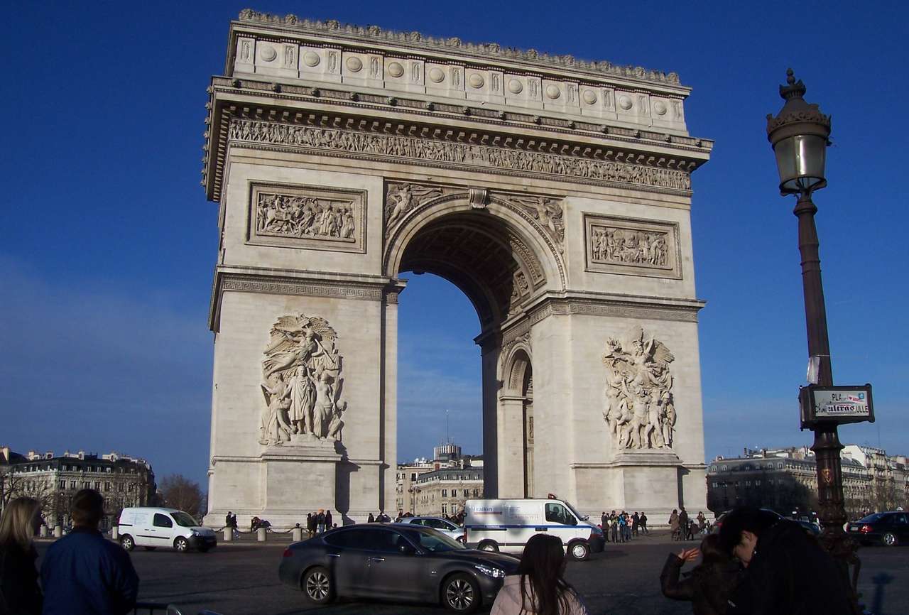 Париж під аркою пазл онлайн