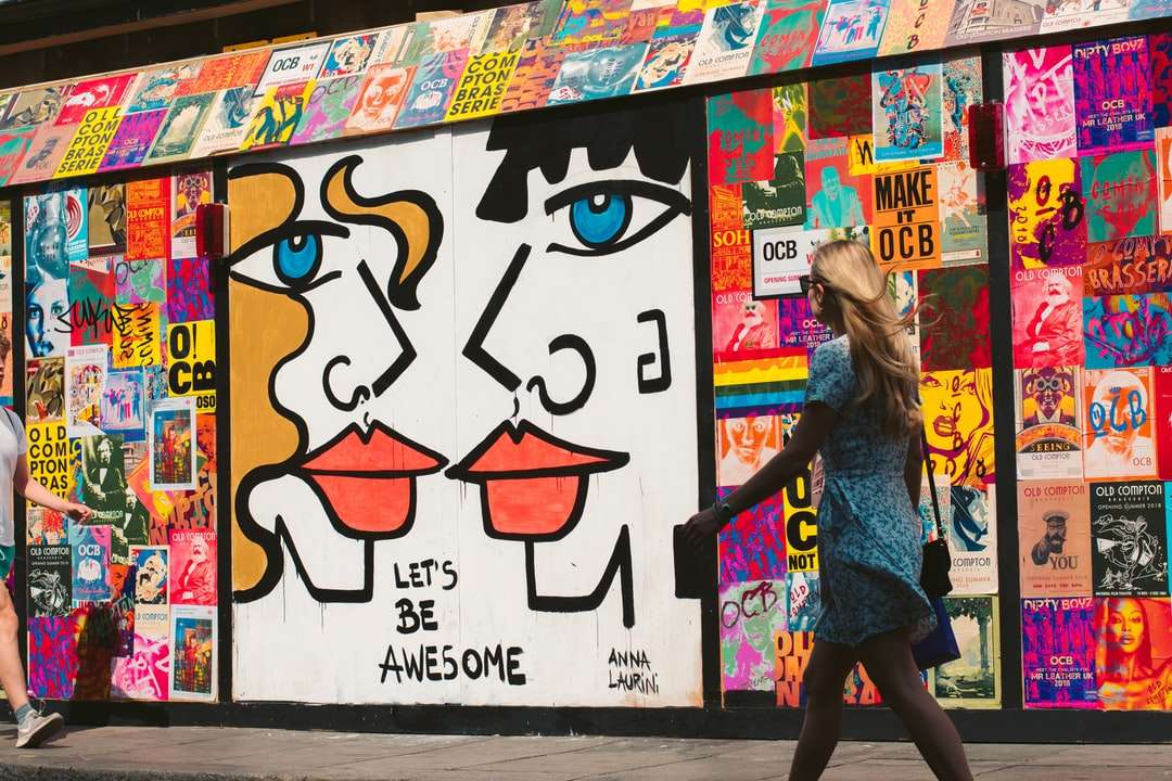 kvinna går passerar graffiti pussel på nätet