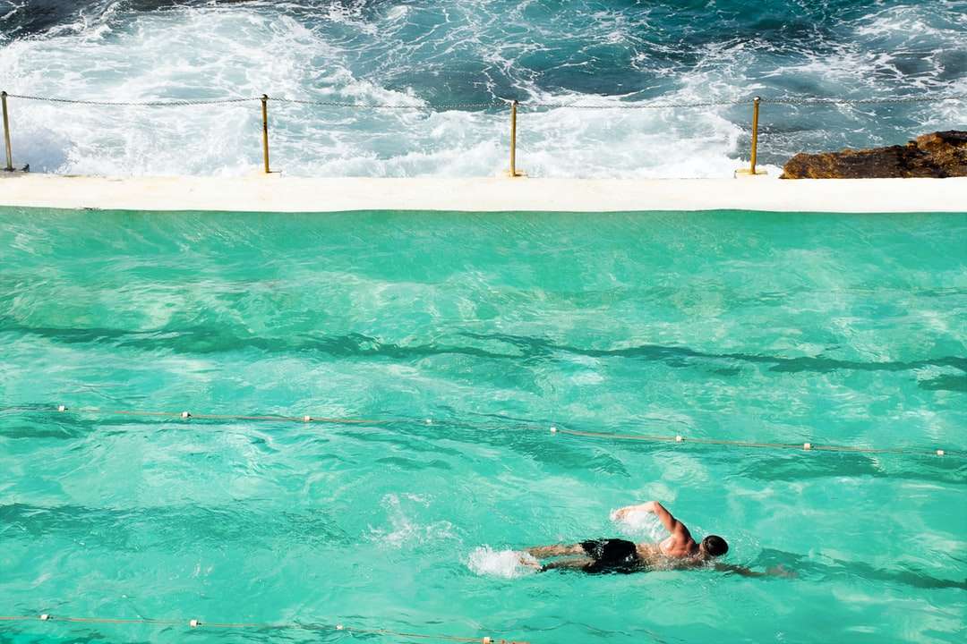 άτομο που κολυμπά στην πισίνα κατά τη διάρκεια της ημέρας παζλ online