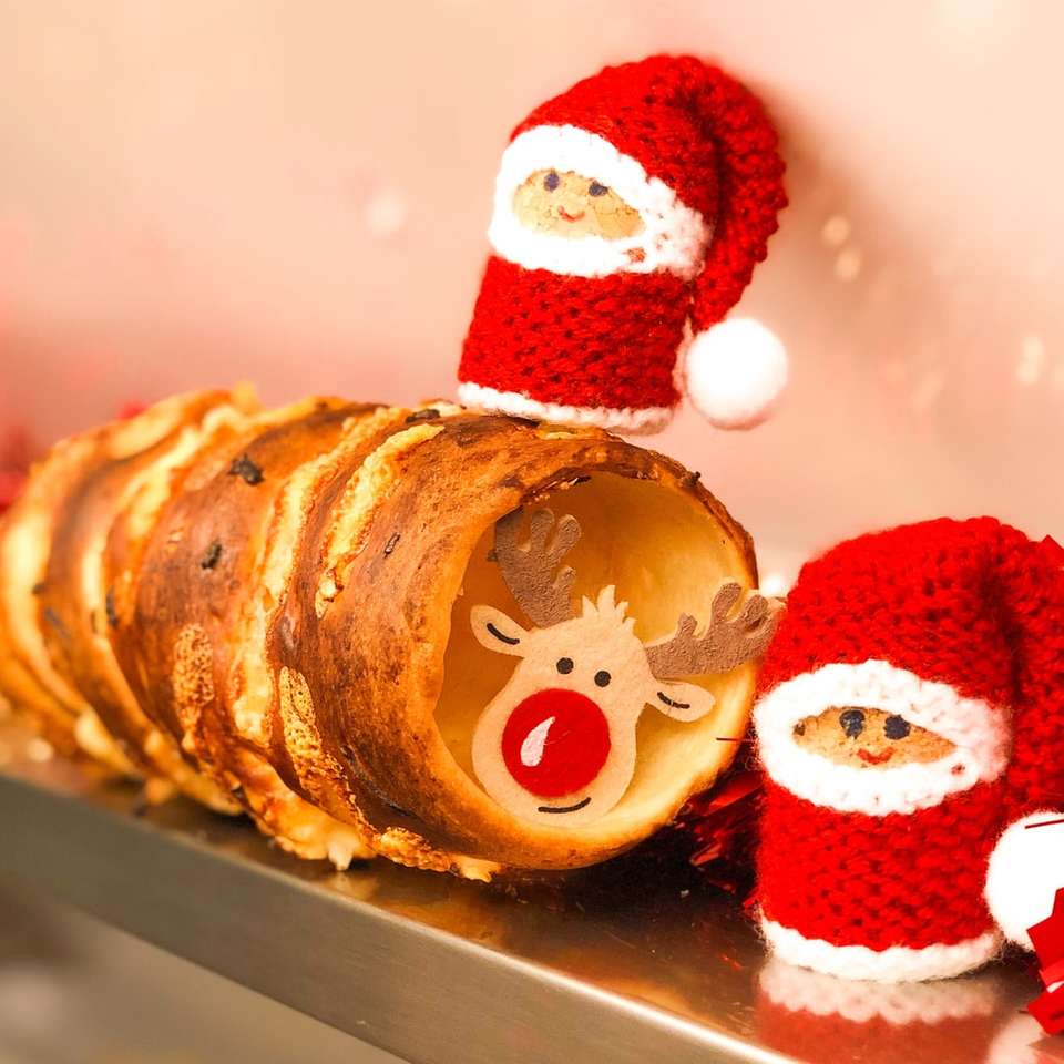 brunt bröd med röd och vit santa hatt Pussel online