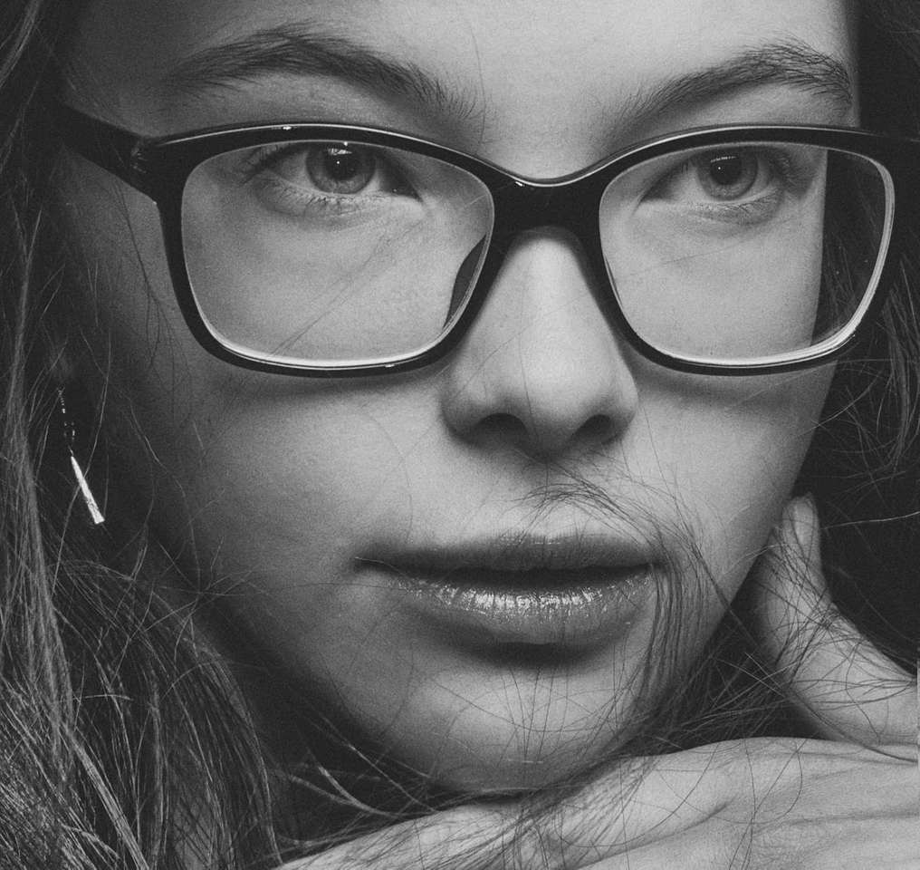 nő fekete keretes szemüveget visel kirakós online