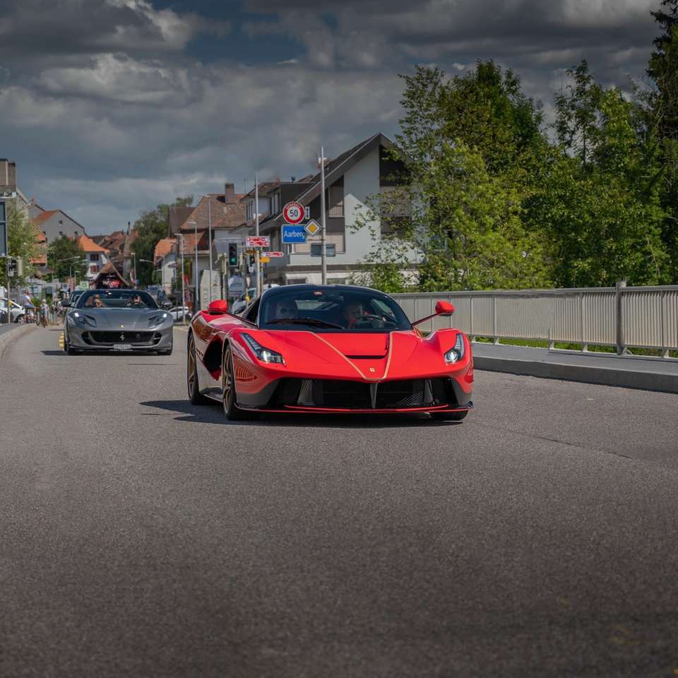 rosso Ferrari auto sportiva su strada durante il giorno puzzle online