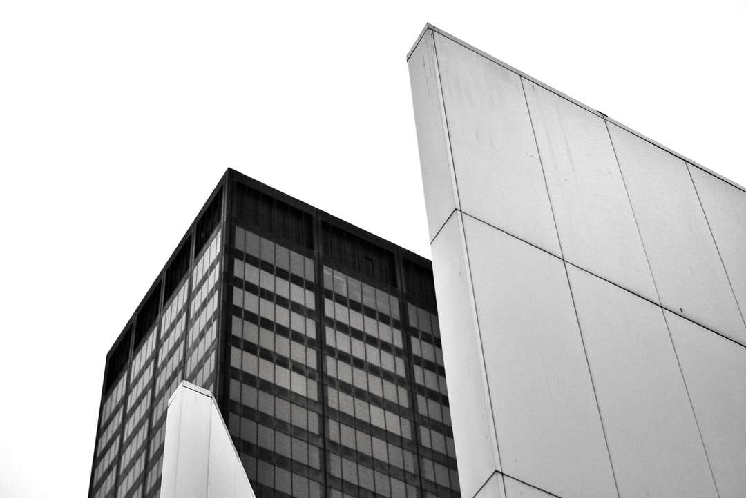 gråskalefoto av betongbyggnad Pussel online
