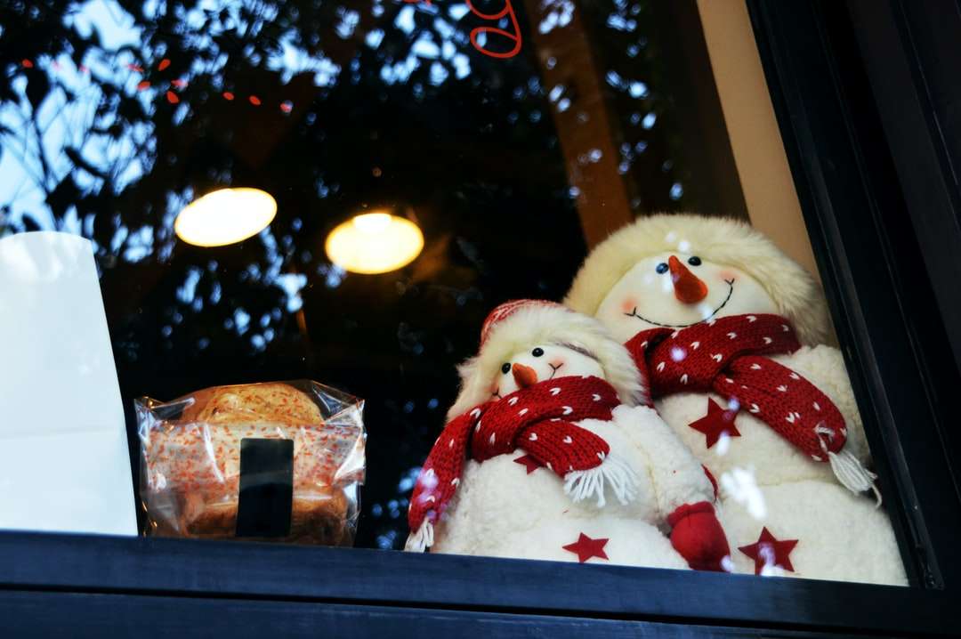 witte sneeuwpop knuffel op glazen raam online puzzel