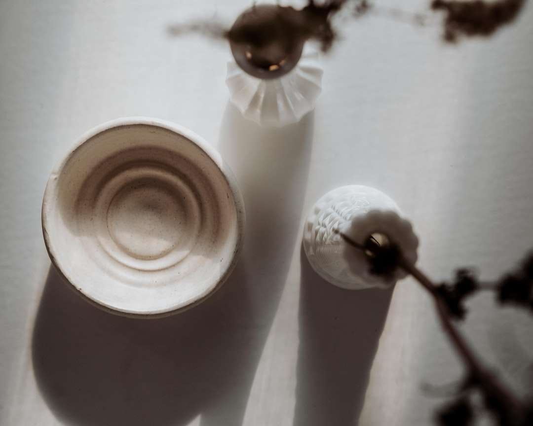 白い花と白いセラミック花瓶 オンラインパズル