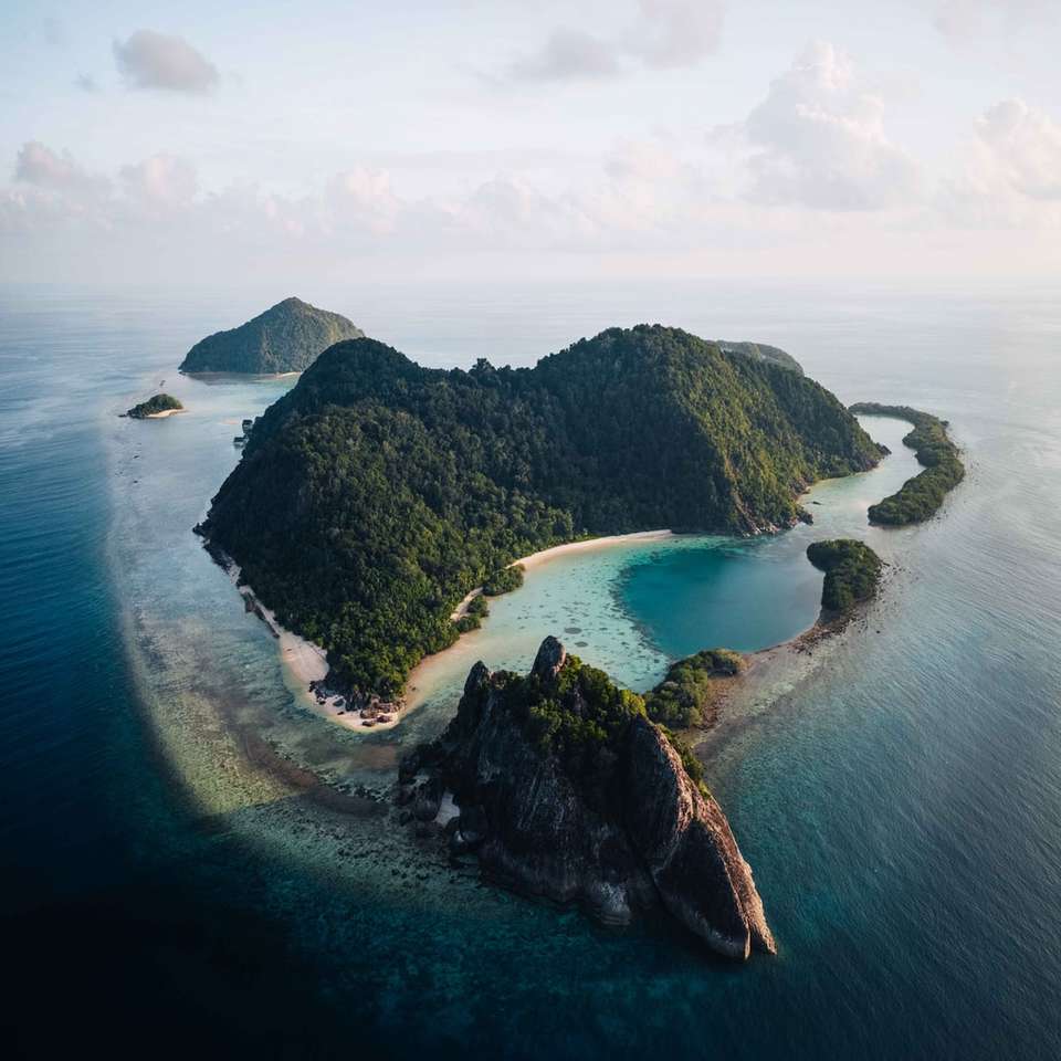 καταπράσινο νησί στη μέση του ωκεανού παζλ online