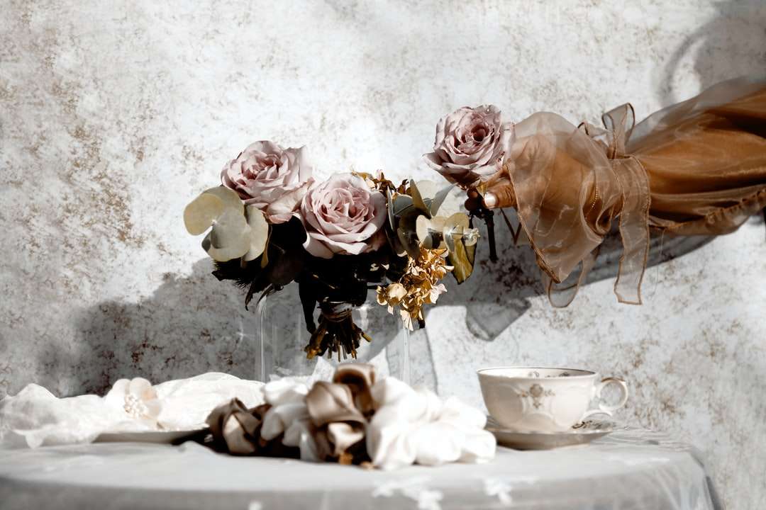 рожеві троянди на білому столі онлайн пазл