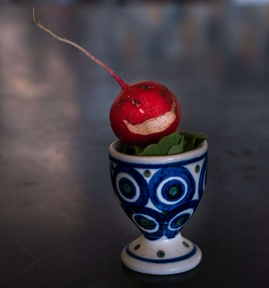 червена череша в синя и бяла керамична чаша онлайн пъзел
