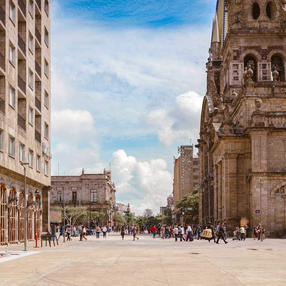 Les gens qui marchent près de l'ancienne cathédrale brune puzzle en ligne