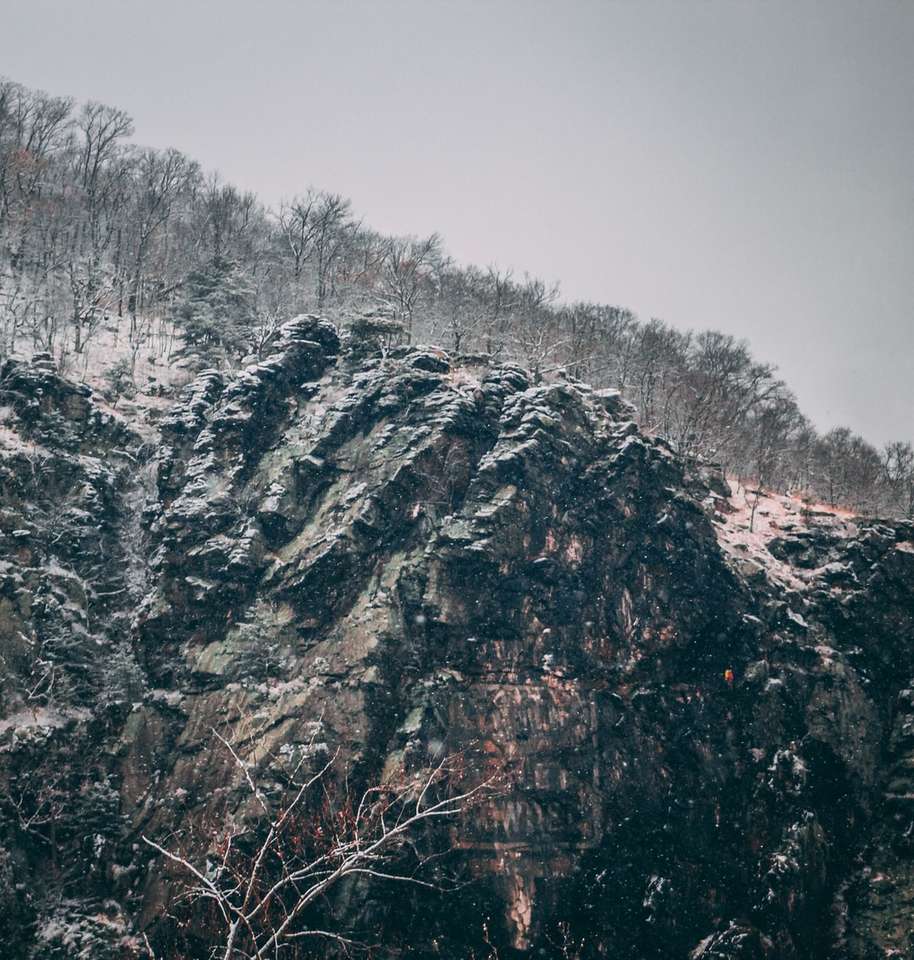 fotografia in condizioni di scarsa illuminazione di montagne rocciose puzzle online