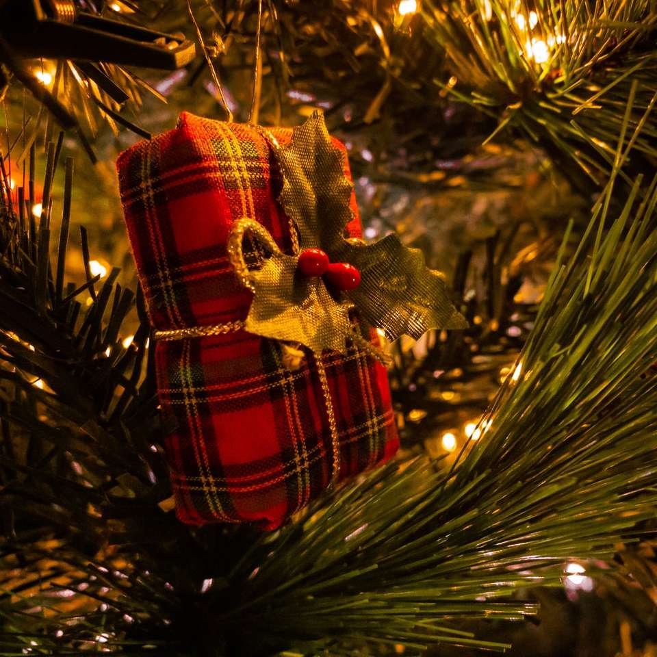 κόκκινο και λευκό καρό κλωστοϋφαντουργίας σε πράσινο χριστουγεννιάτικο δέντρο online παζλ