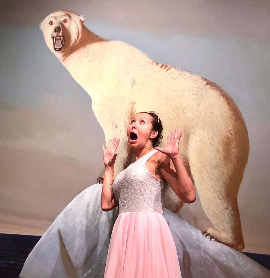 жена, стояща близо до картина на полярни мечки онлайн пъзел