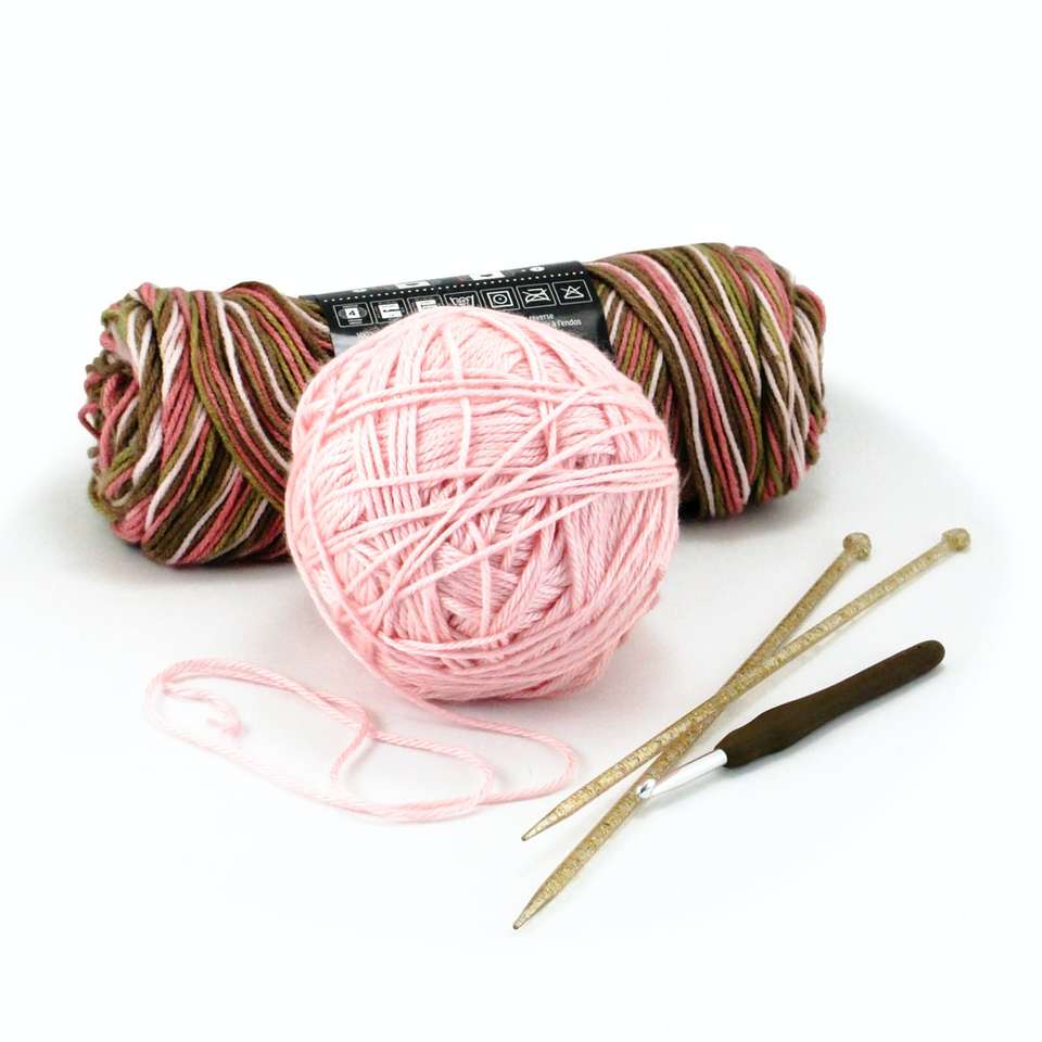 pink yarn ball and white plastic spoon jigsaw puzzle online